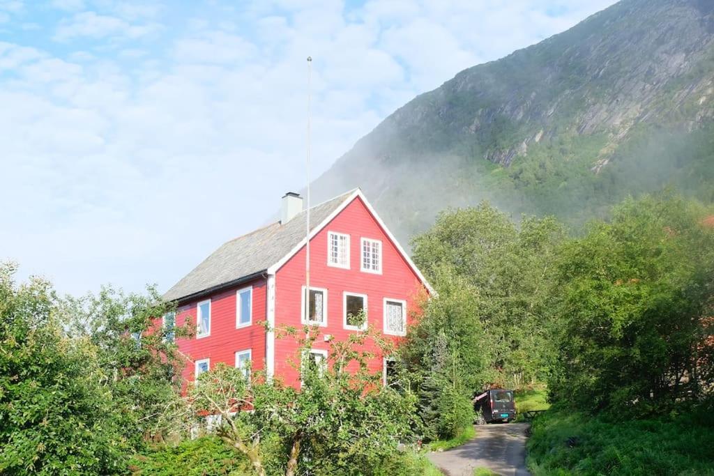 Apartment With Lake View In Jolster Ardal  Bagian luar foto