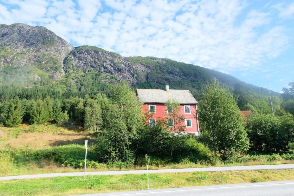 Apartment With Lake View In Jolster Ardal  Bagian luar foto